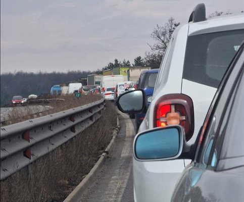 Възстановено е движението от км 19 до км 62 на път I-1 (Е-79) Видин-Монтана, съобщиха от пресцентъра на Агенцията "Пътна инфраструктура".
СНИМКА: Facebook/Катастрофи в София