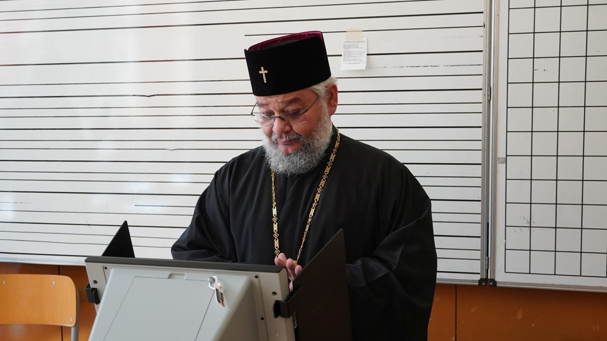Владиката Киприан първо служи в черква, след това гласува