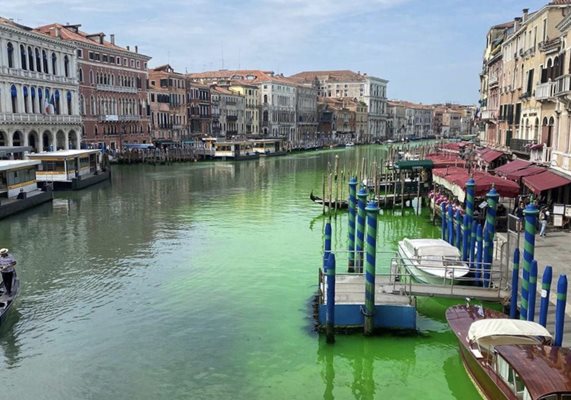 Оцветените води на Венеция изненадаха туристите в неделя сутрин.