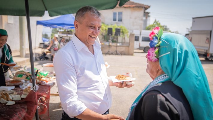 Кметът на Благоевград Илко Стоянов получи оригиналната рецепта за най-вкусната българска лютеница.