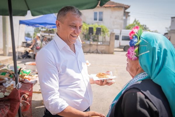 Кметът на Благоевград Илко Стоянов получи оригиналната рецепта за най-вкусната българска лютеница.