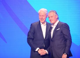 Бил Клинтън и Кирил Домусчиев по време на посещението на Клинтън в София