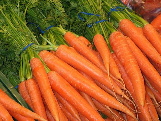 Учени откриха защо морковите имат оранжев цвят
