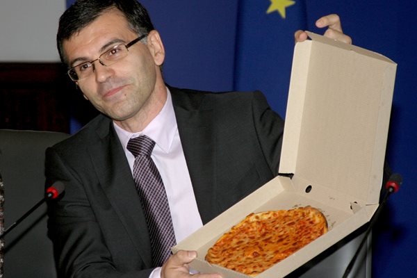 Бившият финансов министър и вицепремиер Симеон Дянков показва нагледно какво е бюджет - постна пица.