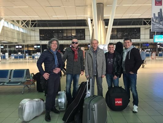 Иван Лечев, Дони, Кирил Маричков, Славчо и Венко Поромански (от ляво на дясно)  се снимаха на летище “София” и изпратиха снимката на “24 часа” преди да отлетят за Австралия.   СНИМКА: ЛИЧЕН АРХИВ