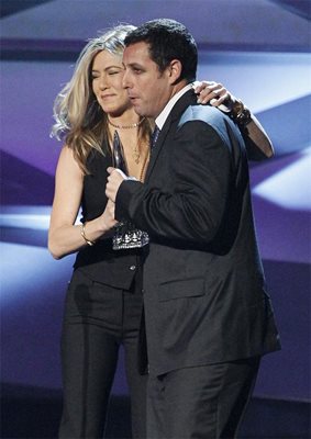 Дженифър Анистън поздравява Адам Сандлър, след като му е връчила статуетката за най-добър комедиен актьор.