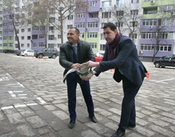 Ральо Ралев и Иван Тотев откриха новия паркинг. Снимки: Евгени Цветков