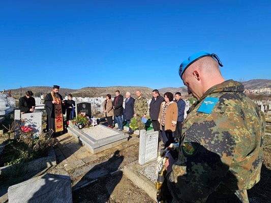 Панихидата беше отслужена от отец Николай Величков. СНИМКИ: НЕНКО СТАНЕВ