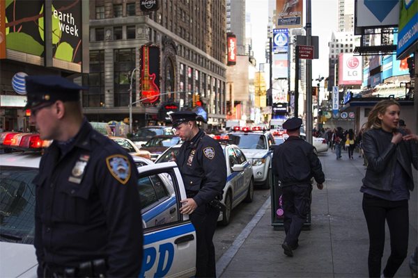 Полицаи стоят пред колите си по време на антитерористично учение на Таймс скуеър в ню Йорк.
СНИМКА: РОЙТЕРС