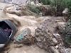 Преляла река понесе автомобил с човек вътре (Видео)