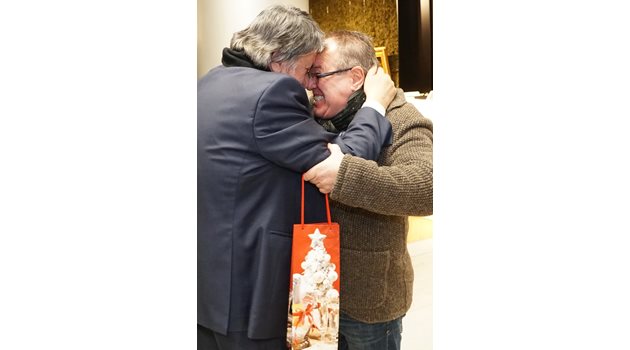 Творецът н дружеска прегръдка с актьора Георги Мамалев.