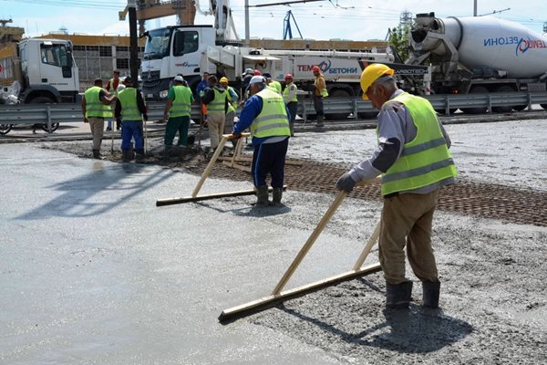 Напредват ремонтните дейности по съоръжение 6 на Аспаруховия мост във Варна. Снимка АПИ