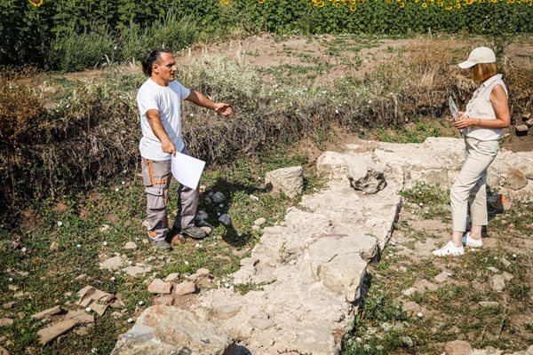 Кметът на София Йорданка Фандъкова посети археологическите проучвания на късноантичната вила в землището на село Мировяне. 
СНИМКИ: АДЕЛИНА АНГЕЛОВА