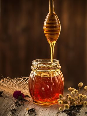Медът и зелевите листа са изпитан народен лек