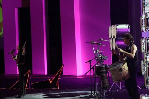 Най-успешната ни певица в Евровизия Елица разочарова зрителите, като пя на плейбек и не свири на новите барабани.
