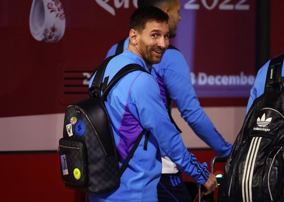 Лионел Меси се усмихва при пристигането в Доха.