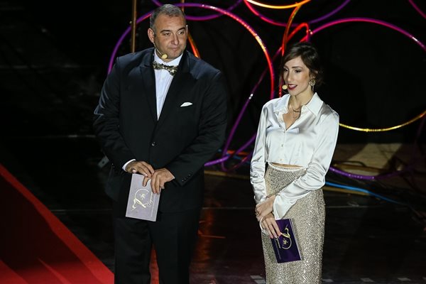 Симона Дянкова в ролята си на водеща на спектакъла заедно с Георги Чобанов