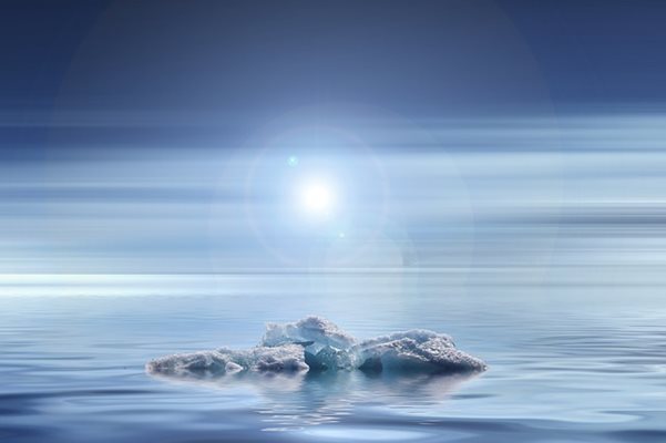 Когато се натрупа пепел върху ледници, тъмните частици карат леда да погълне повече топлинна енергия и топенето му се ускорява. СНИМКА: Pixabay