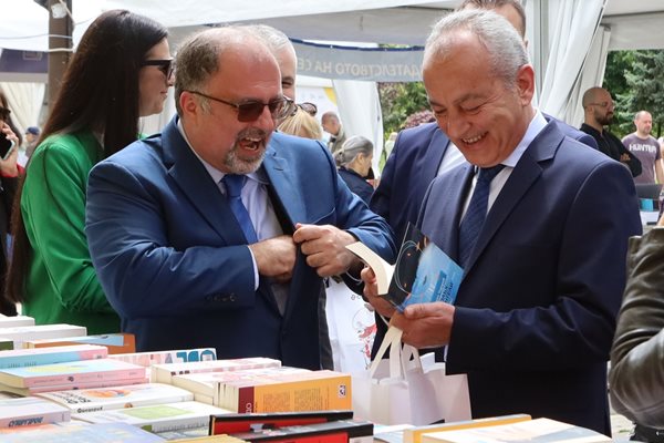 Министърът на културата Найден Тодоров му подари книгата си “Полъх от ангели”