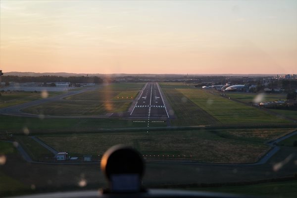 Самолет спука гума при кацане на летище София, забави графика на полетите