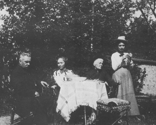 Екатерина Каравелова с дъщеря си Лора на гости на съпругата на Любен Каравелов Наталия-Ната Каравелова и втория  съпруг Авксентий Авксентиев в Белград през 1901 г.

СНИМКИ: АРХИВ