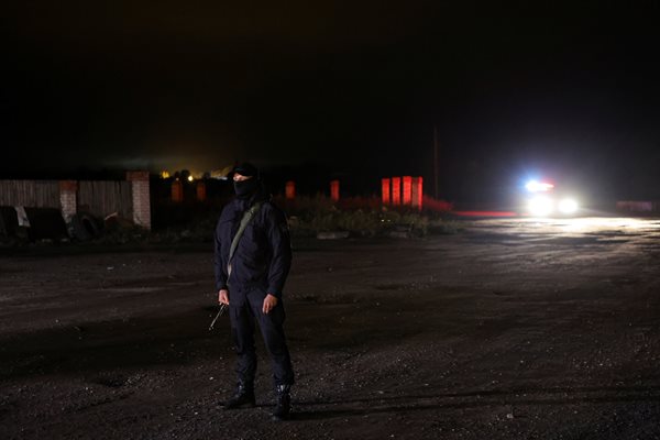 Полицай пази пътя към мястото на инцидента със самолета на Евгений Пригожин