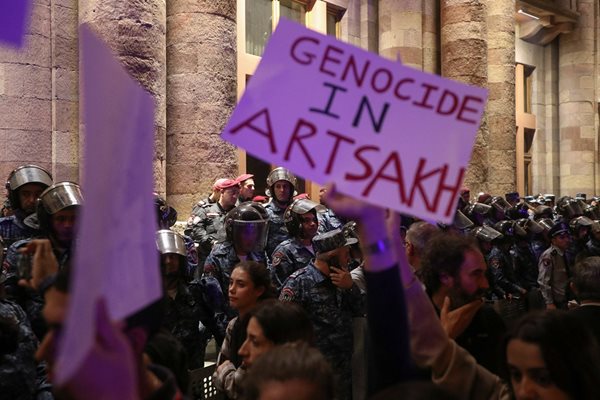 След поредните въоръжени действия на Баку арменци се вдигнаха на протест в Ереван срещу премиера Никол Пашинян. 
СНИМКИ: РОЙТЕРС
