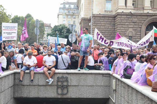Протестът на миньори и енергетици блокира и пътя при Нова Загора