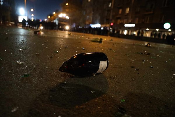 Счупена бутилка след протеста срещу БФС