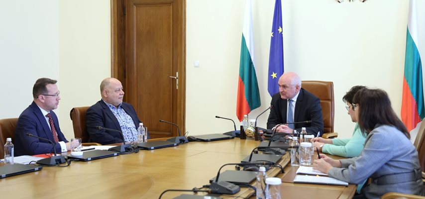 Главчев и членове на кабинета се видяха с представителите на Обществения съвет за болницата в Министерския съвет.