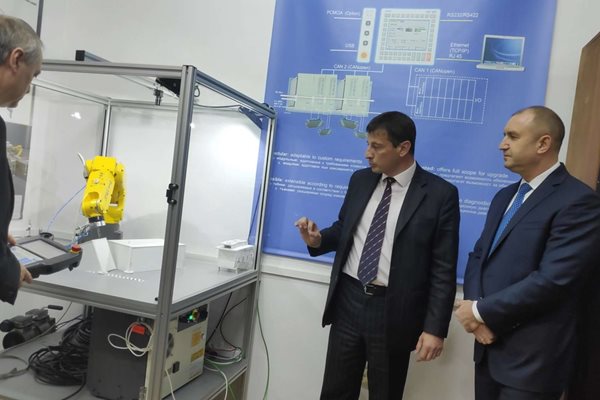 Президентът разгледа лаборатории на Техническия университет в Габрово. Снимки: Авторът