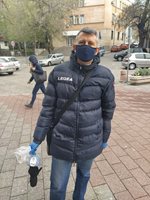 Георги Титюков на път към общината с медицински сапун и маркова маска на лицето. Снимка: Авторът