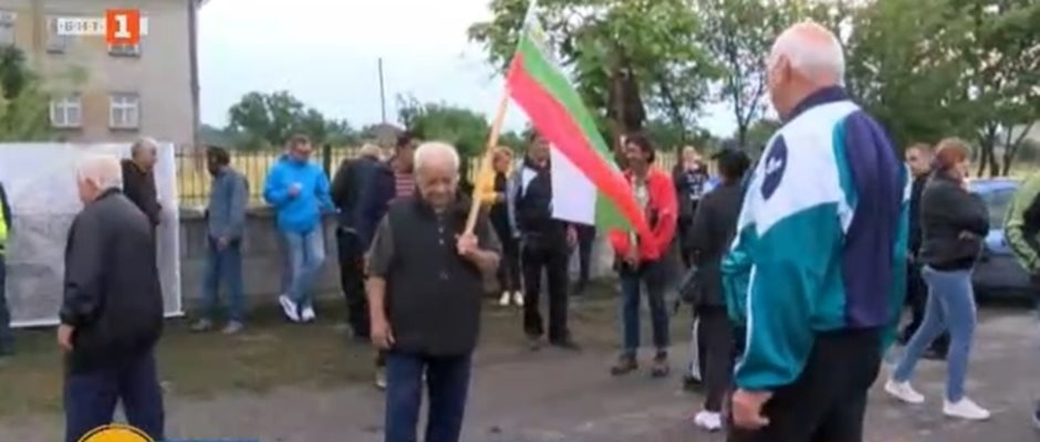 Протест за разбит път в Обручище, неремонтиран основно от 40 години