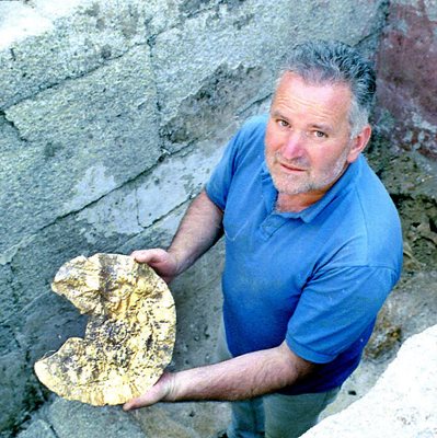 Доц. Костадин Кисьов откри през 2001 г. златен нагръдник при разкопки в Черноземен. Снимка: "24 часа"