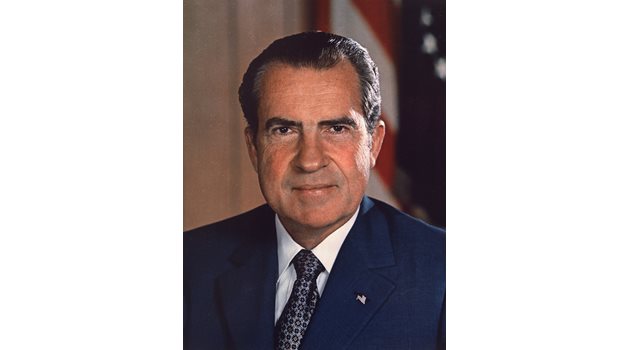 Никсън пада от власт, без да признае правото на Китай върху острова.