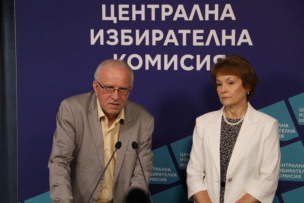 Цветозар Томов и Росица Матева съобщиха, че са регистрирани 24 партии и коалиции.

СНИМКА: ГЕОРГИ КЮРПАНОВ