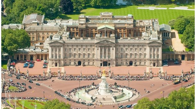 Бъкингам. Разположен в района Уестминстър в Лондон той е главната резиденция на монархията. Там сега живее кралица Елизабет II. Площта на двореца е 77 000 кв. м, на които са разположени 775 стаи. Построен е през 1703 година.