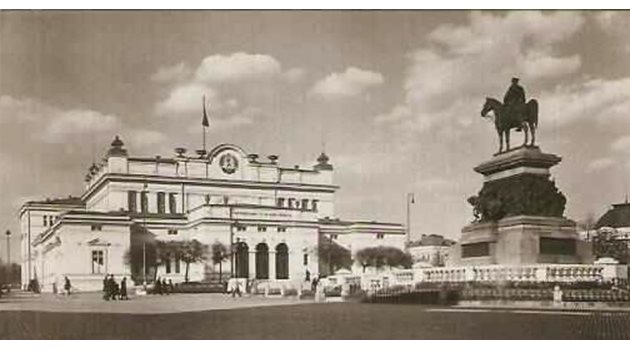 Площад “Народно събрание”