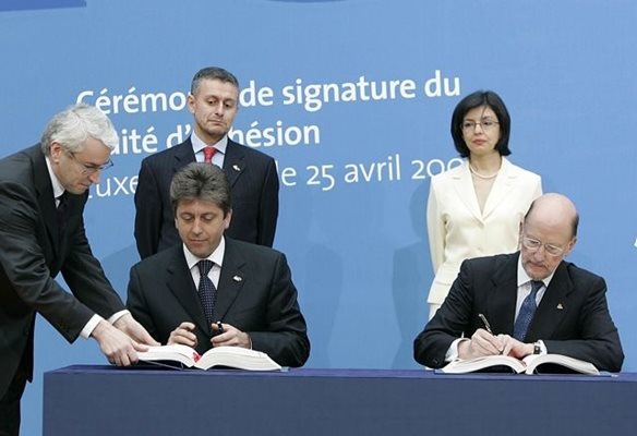 Договорът за присъединяване на България към ЕС бе подписан на 25 април 2005 г. от премиера Симеон Сакскобургготски и президента Георги Първанов в присъствието на външния министър Соломон Паси и Меглена Кунева.