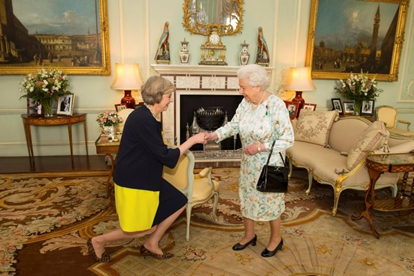 Тереза Мей се покланя на кралица Елизабет II в Бъкингамския дворец, преди да бъде назначена за премиер на Великобритания.