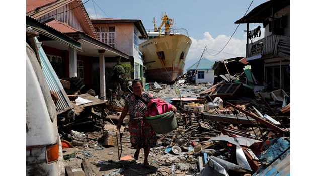 Мощен трус и цунами опустошиха индонезийския остров Сулавеси.  СНИМКА: РОЙТЕРС