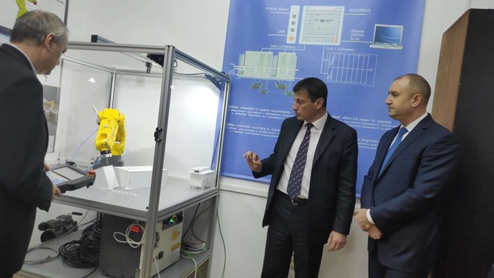 Президентът разгледа лаборатории на Техническия университет в Габрово. Снимки: Авторът