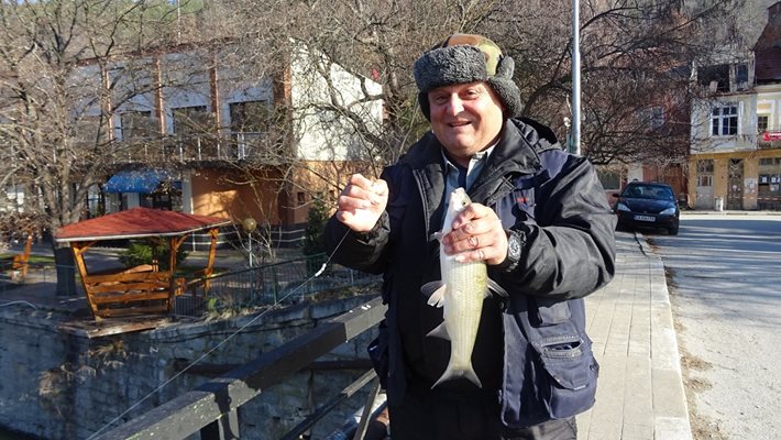 Рибар е уловил едър скобар от Струма / Снимки: Авторът
