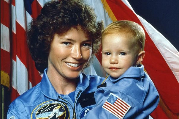Анна Фишър оставя малката Кристин, горда, че е част от мисията на НАСА.