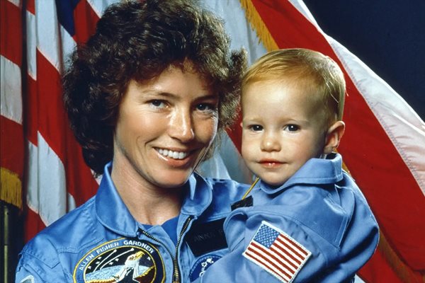 Анна Фишър оставя малката Кристин, горда, че е част от мисията на НАСА.