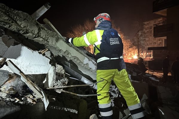 Българските спасители в Турция откриха петима оцелели (Снимки)