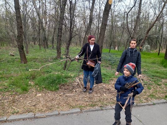 Големи и малки се включиха в почистването.