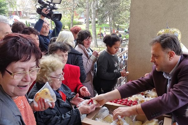 Парче козунак и яйце имаше за всички, събрали се в храма