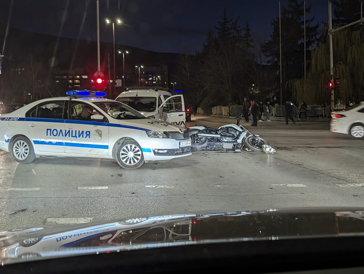 Тежка катастрофа между кола и мотор София, мотористът е с опасност за живота