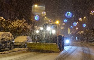 36 машини чакат снега и леда във Велико Търново